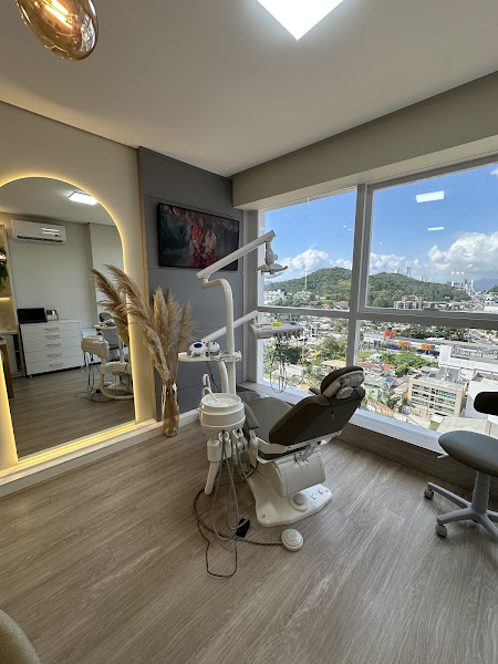 Foto 2 de Dr. Leo Von Liebig | Reabilitação Oral e Estética Premium | Balneário Camboriú