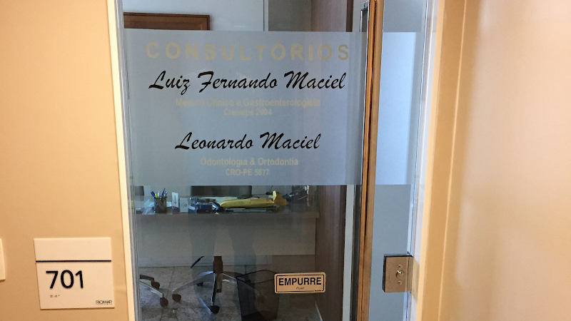 Foto 2 de Dr. Leonardo Brasil - Invisalign em Recife - Clareamento Dental - Lentes de Contato Dental em Recife - Lentes de Porcelana