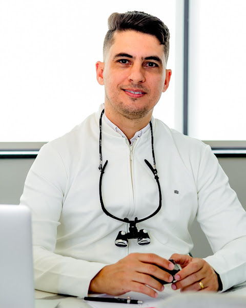 Foto 2 de Dr Leonardo Pechir Dentista em BH| Endodontista | Especialista em canal | Tratamento de canal