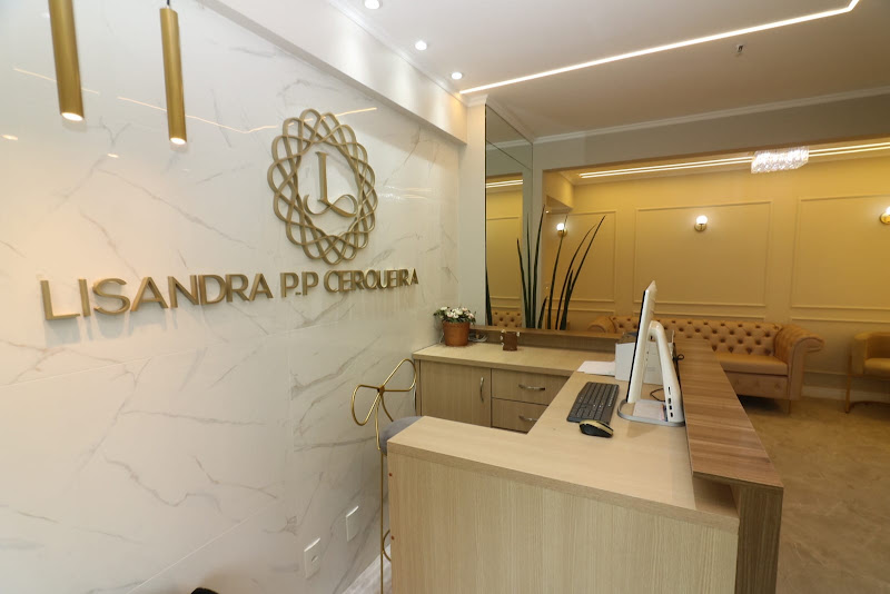 Foto 3 de Drª Lisandra Cerqueira, especialista em Prótese, Endodontia Microscópica , harmonização Orofacial .
