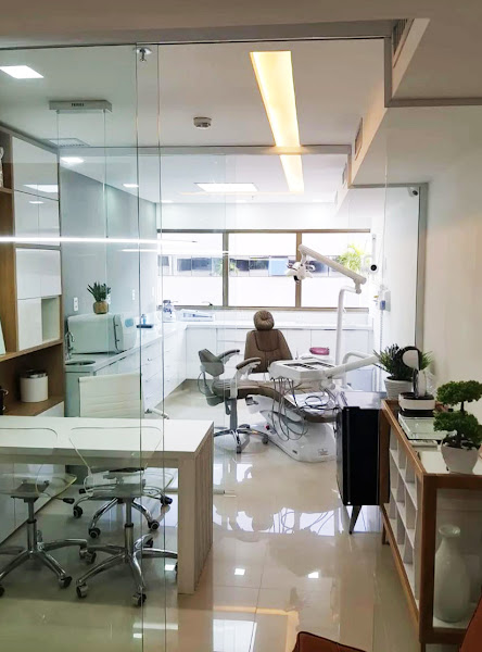 Foto 2 de Dr. Luca Motta | Dentista, Facetas de Resina, Implantes Dentários, Invisalign, Clareamento Dental, Barra da Tijuca