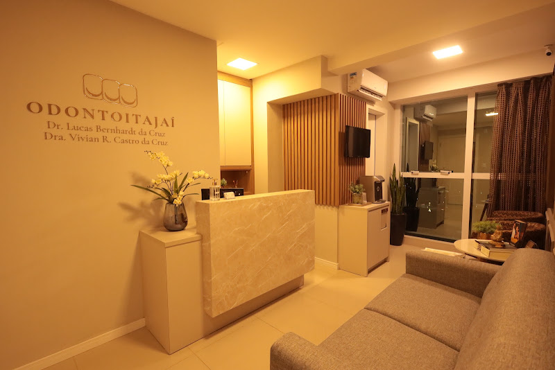 Foto 2 de Dr. Lucas Bernhardt da Cruz & Dra. Vivian R. Castro da Cruz - ODONTOITAJAI