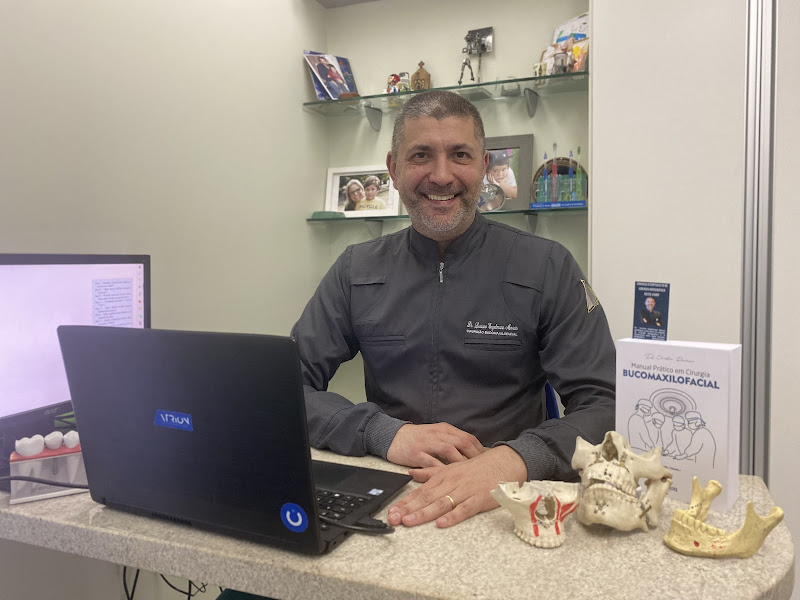 Foto 2 de Dr. Luciano Engelmann Morais - Cirurgia Bucomaxilofacial