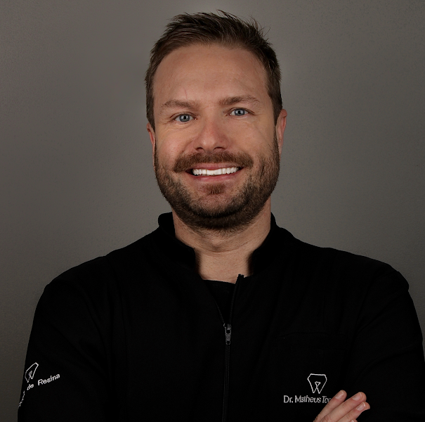 Foto 2 de Dr. Matheus Tombini | Facetas de Resina em Rio Grande