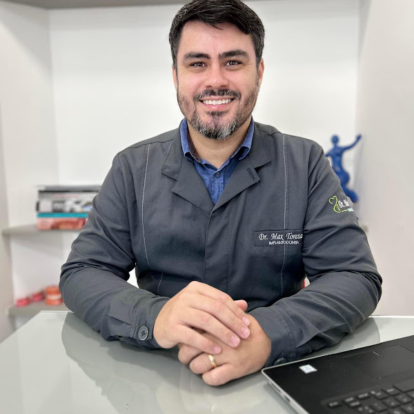 Foto 2 de Dr. Max Torezani | Cirurgião dentista - Implantes dentários - unitários e protocolo
