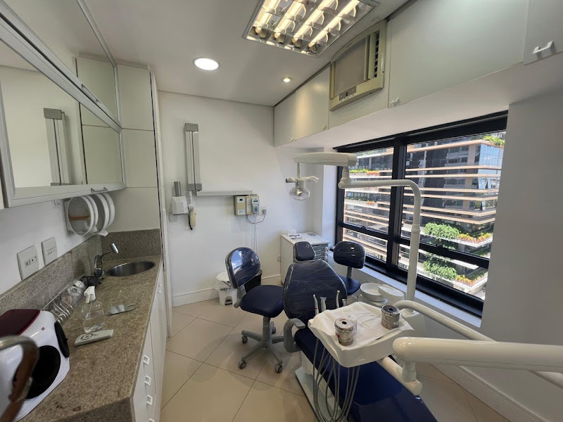 Foto 3 de Dr. Maxwel Marques Dentista 24 horas Curitiba