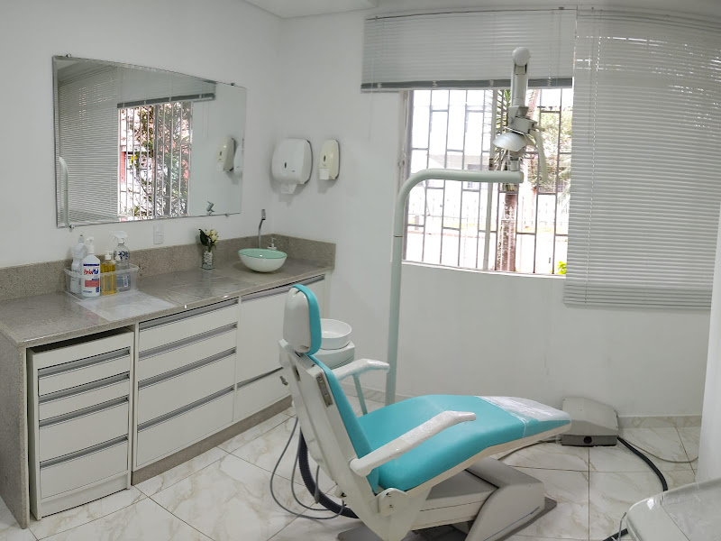 Foto 9 de Dr. Maxwel Marques Dentista 24 horas Curitiba