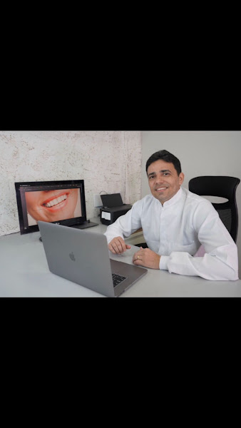 Foto 2 de Dr. Paulo Camurça. Tratamento de Canal , Implante e Prótese. Dentista Fortaleza José Walter