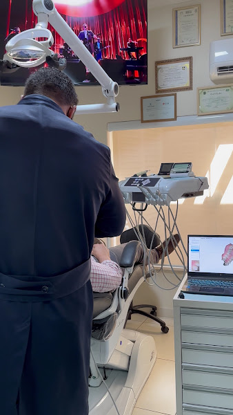 Foto 4 de Dr. Paulo Eduardo Endodontia Microscópica e Implantodontia avançada. Consultório de Alto Padrão