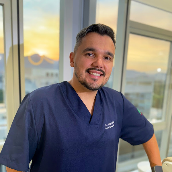 Foto 2 de Dr. Rafael Meira Pimentel - Bucomaxilofacial Adulto E Pediátrico / DTM / Estomatologia / Clínica da Dor / Ortognática