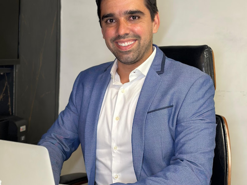 Foto de Dr. Rafael Neri - Cirurgião bucomaxilo - Extração de siso - Tratamento para implante dentário