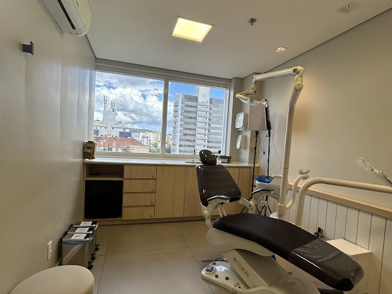 Foto 10 de Dr. Rafael Pocztaruk - Implante Dentário Porto Alegre l Lentes em Resina Premium l Faceta Porcelana l Protocolo de Implante