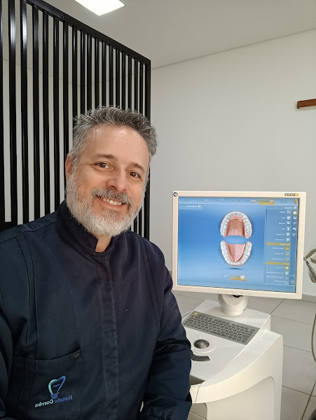 Foto 2 de Dr. Renato Corrêa - Implantes Dentários