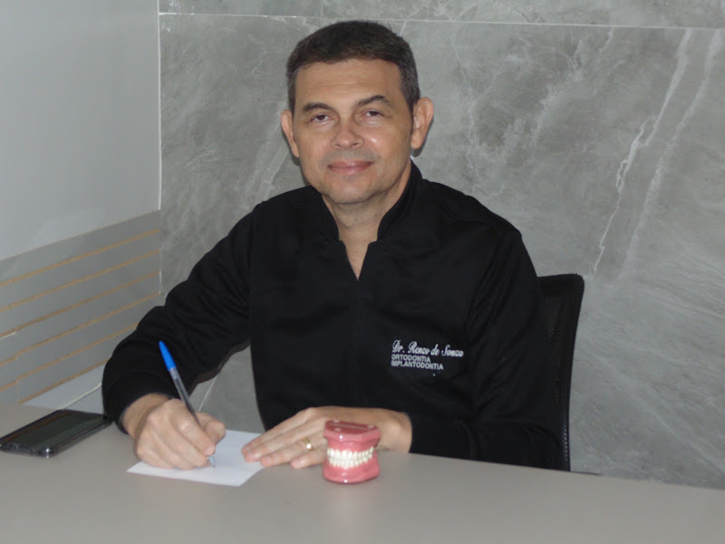 Foto 2 de Dr. Renzo Menezes | Invisalign e Implantes Dentários em Teresina