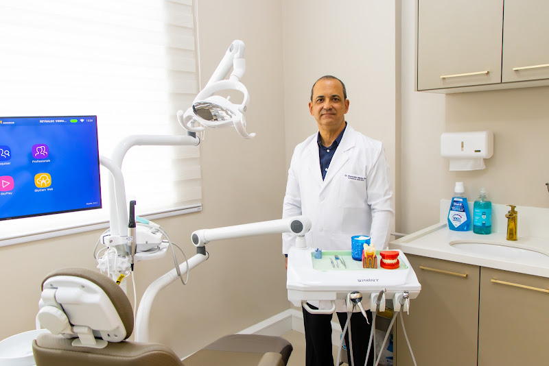Foto 2 de Dr. Reynaldo Santa Cruz | Dentista no Estreito
