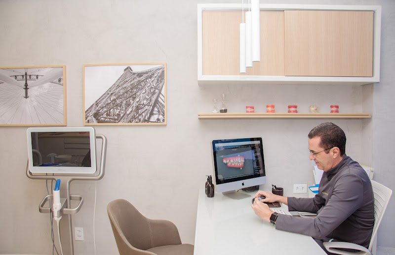 Foto 2 de Dr. Ricardo Machado Ortodontia e Ortopedia Facial | Invisalign - Ipanema