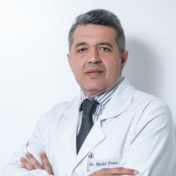 Foto 2 de Dr. Riedel Frota - Cirurgia Bucomaxilofacial e Implantes