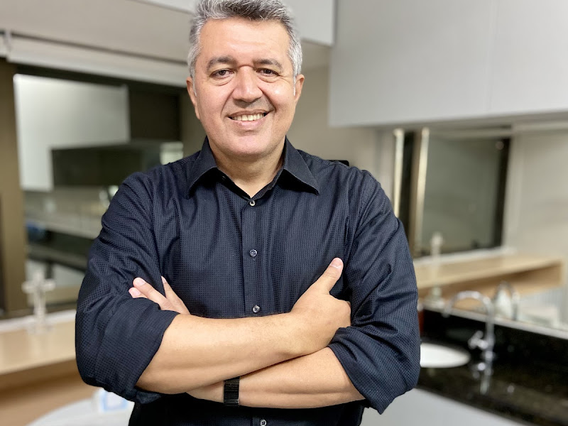 Foto de Dr. Riedel Frota - Cirurgia Bucomaxilofacial e Implantes