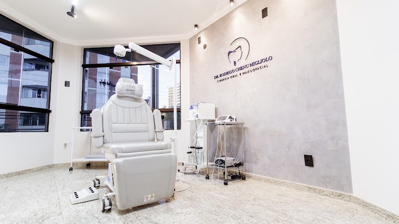 Foto 3 de Dr. Rodrigo Chenu Cirurgião Buco-Maxilo-Facial: Ortognática | Implante Dentário | ATM | Sisos | Gengivoplastia | Mentoplastia