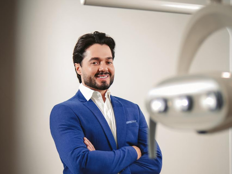 Foto de Dr. Tarlei Fonseca, dentista especialista em fechamento de orelhas