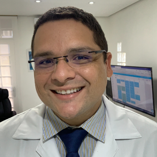 Foto 2 de Dr. Thiago Noronha | PHD em Odontologia | Implantes Dentários | Lentes de Porcelana | Alinhadores Invisalign