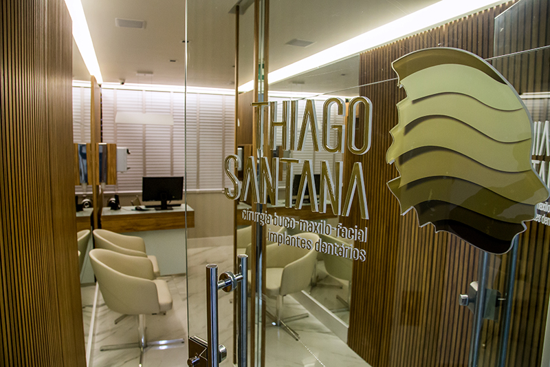 Foto 2 de Dr. Thiago Santana - Ortognática / Implantes Dentários / Sisos