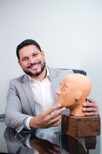 Foto 2 de Dr. Thullio Moura - Bucomaxilofacial em Recife - Cirurgia Ortognatica - Cirurgia Bucomaxilofacial - Implantes Dentários