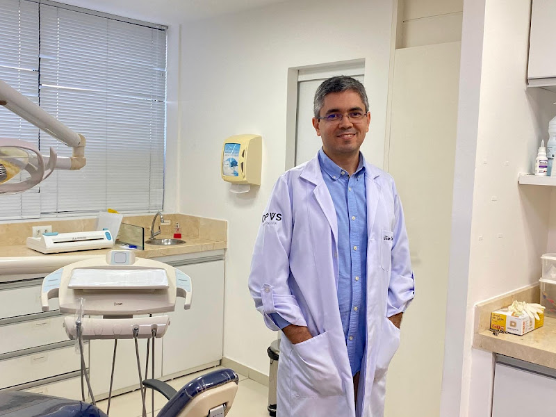 Foto de Dr. Victor Cordeiro - Implantes Dentários em João Pessoa | Protocolo Dentário | Bucomaxilo