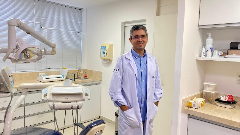 Foto 2 de Dr. Victor Cordeiro - Implantes Dentários em João Pessoa | Protocolo Dentário | Bucomaxilo