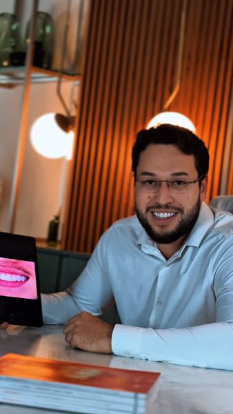 Foto 2 de Dr. Vinícius Hideki - Rondonópolis | Lentes e Facetas de Resina Efeito Porcelana