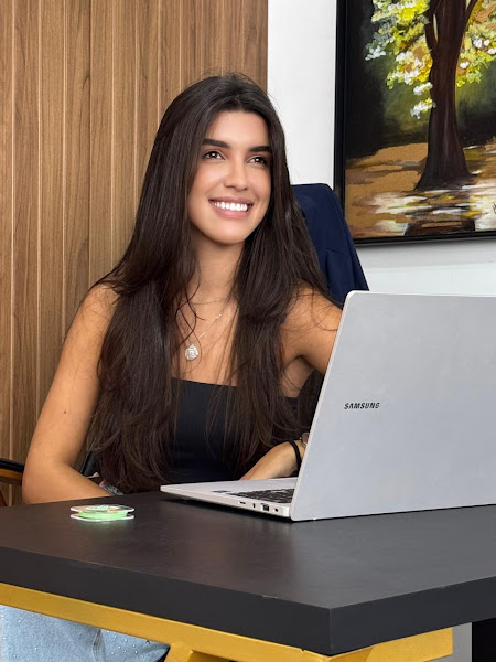 Foto 2 de Drª Vitória Fraga - Dentista | Lente de Contato Dental | Faceta em Resina