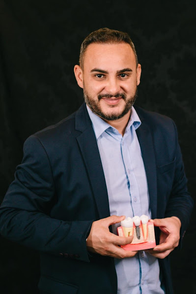 Foto 2 de DR. WALTER LUCENA - dentista/ especializado em implantes e clareamento em Parauapebas.