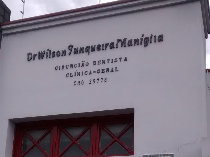 Foto 2 de Dr. Wilson Ferreira Assis - Bucomaxilofacial - Implantes dentários - Cirurgia de sisos - Otoplastia fechada -