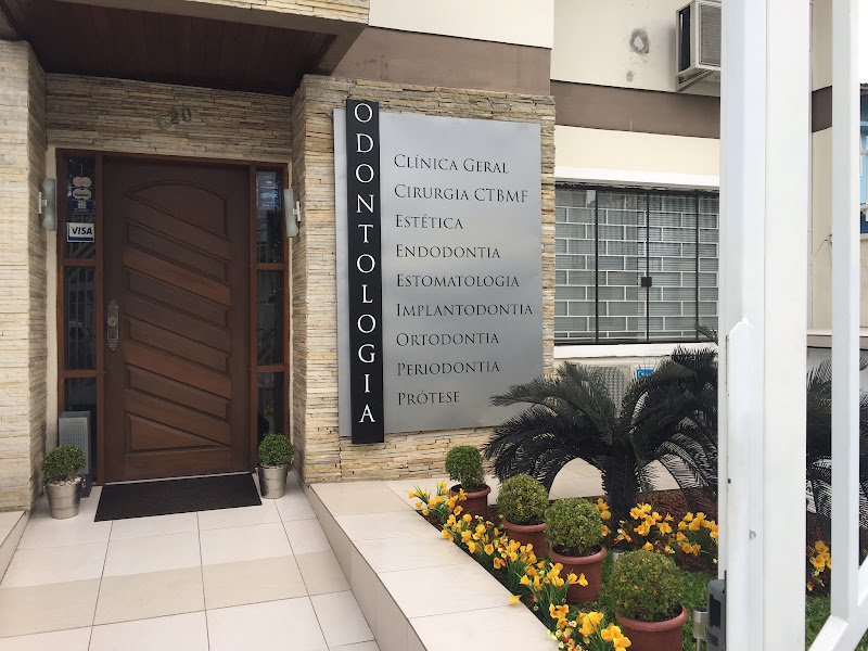 Foto de Dra. Alessandra Carvalho e Dr. Fabiano Simões - A&F ODONTO