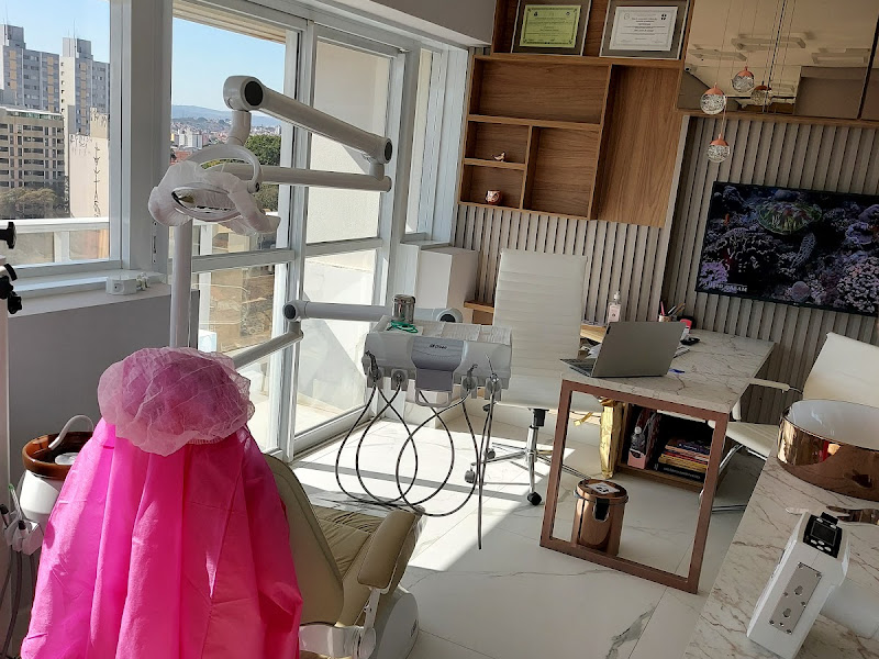 Foto de Dra Aline Camargo - Endodontia Microscópica