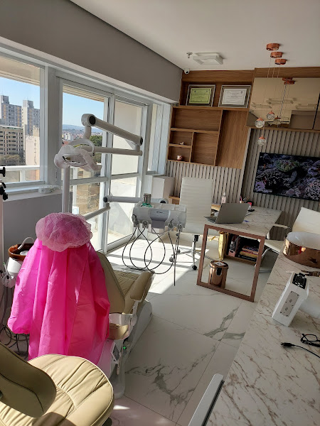 Foto 2 de Dra Aline Camargo - Endodontia Microscópica