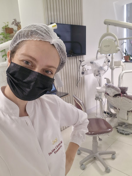 Foto 2 de Dra Aline Cristine Gomes Matta - Endodontia Microscópica