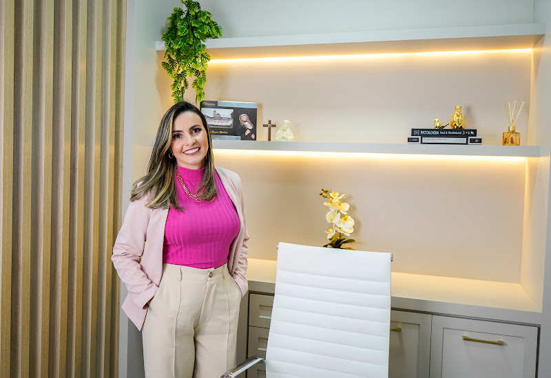 Foto 2 de Dra. Aline Machado - Dentista - Próteses e Implantes