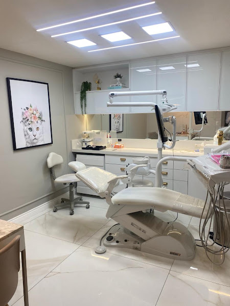 Foto 2 de Dra. Aline Melo Periodontia | Ortodontia | Clareamento Dental | Salinas