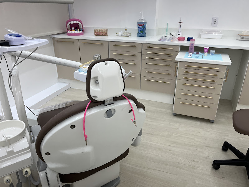 Foto 2 de Dra.Aline Rodrigues - Odontologia Integrada