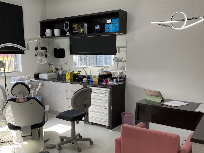 Foto 9 de Dra Amanda Medeiros | Lentes Dentárias | Implantes | Aparelhos Invisíveis | Zona Norte - SP