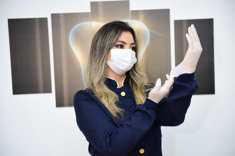 Foto 3 de Dra. Ana Laura Guimarães | Dentista Divinópolis, Odontologia Avançada, Implantes e Estética do Sorriso