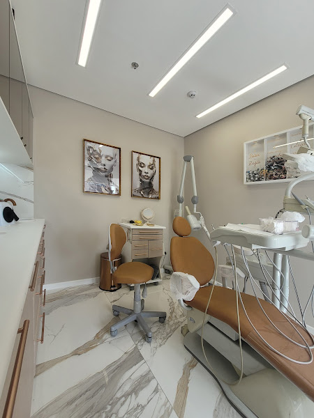 Foto 3 de Dra. Ana Paula Barriani Reis - Implantes Dentários, Próteses fixas e Harmonização orofacial