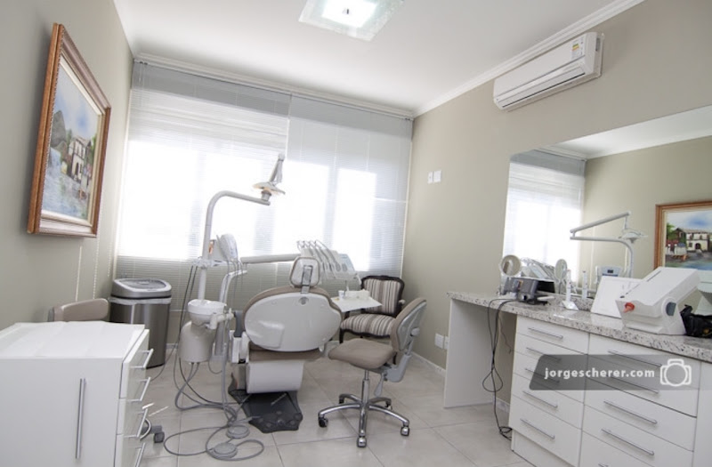 Foto 3 de Dra. Ana Paula Sorrentino | Lâminas de Porcelana | Implantes e Próteses - Três Figueiras, Porto Alegre