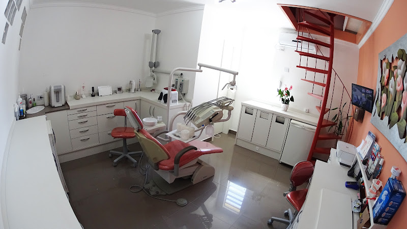 Foto 3 de Dra. Ana Paula Sponchiado - Dentista - Implantes Dentários - Facetas em Porcelana - Próteses Dentárias - Reabilitação Oral