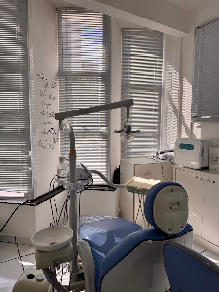Foto 2 de Dra. Andressa Namba - Dentista - Centro/São José dos Campos - Sousmile - Aparelho transparente