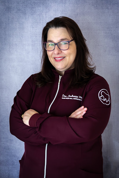 Foto 2 de Dra Andressa Veiga. Protesista. Dentista especialista em próteses estéticas e reabilitações orais.