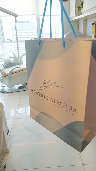 Foto 2 de Dra Beatriz Almeida - Dentista 24h UNIDENTIS | Urgência odontológica, Clareamento, Prótese, Cirurgia oral menor, Estética