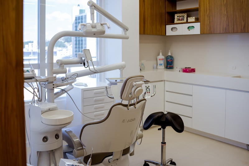 Foto 2 de Dra. Beatriz Nobre | Implantes dentários | São José - SC