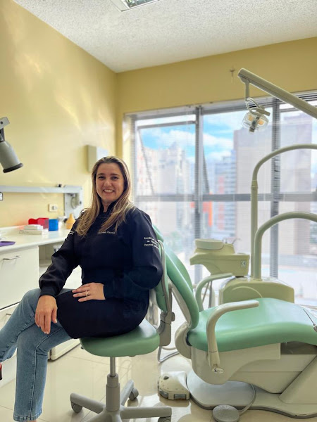 Foto de Dra Brenda Pizzolla - Clareamento Dental Curitiba